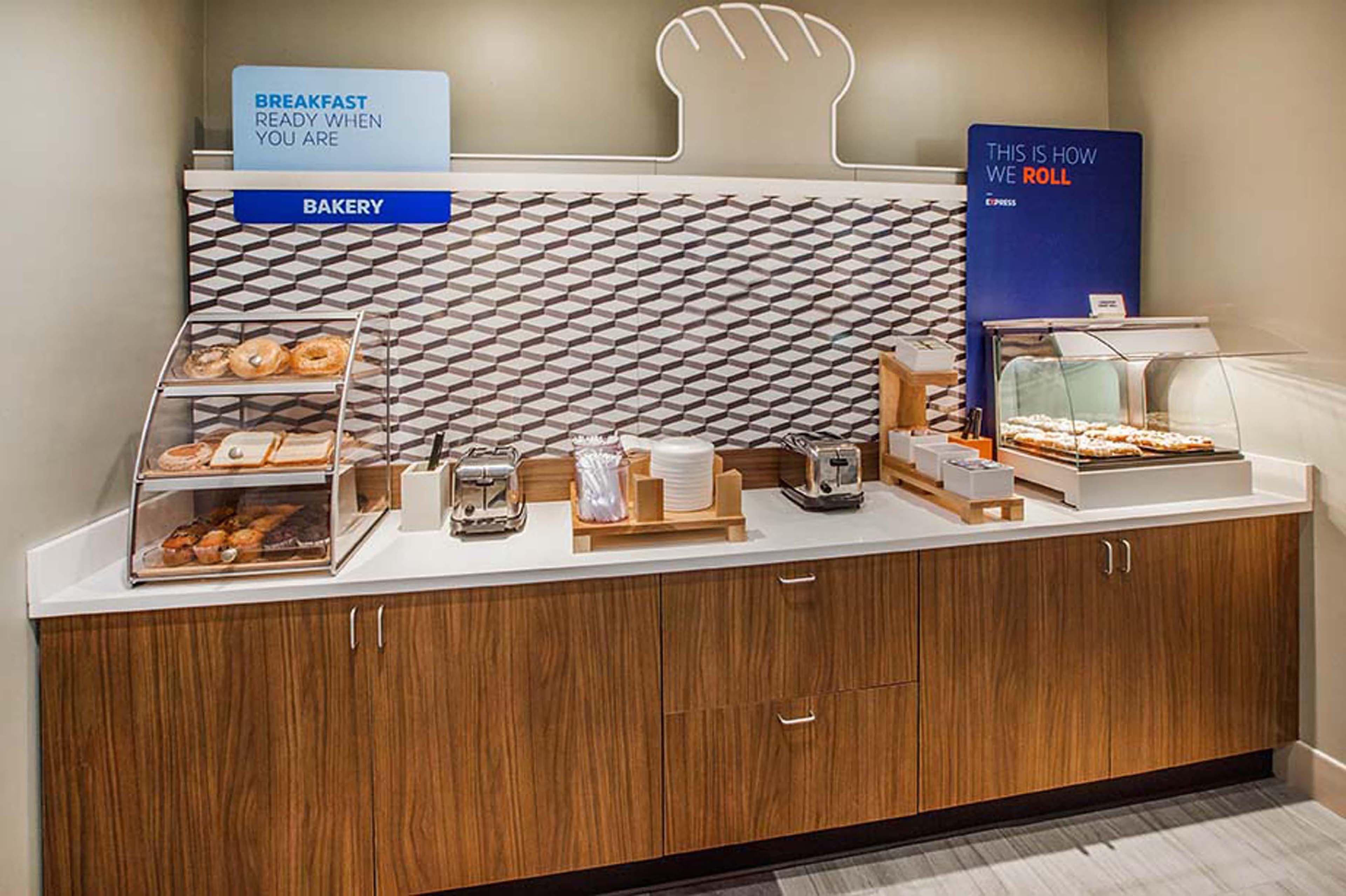 Holiday Inn Express And Suites Meriden By Ihg Екстериор снимка