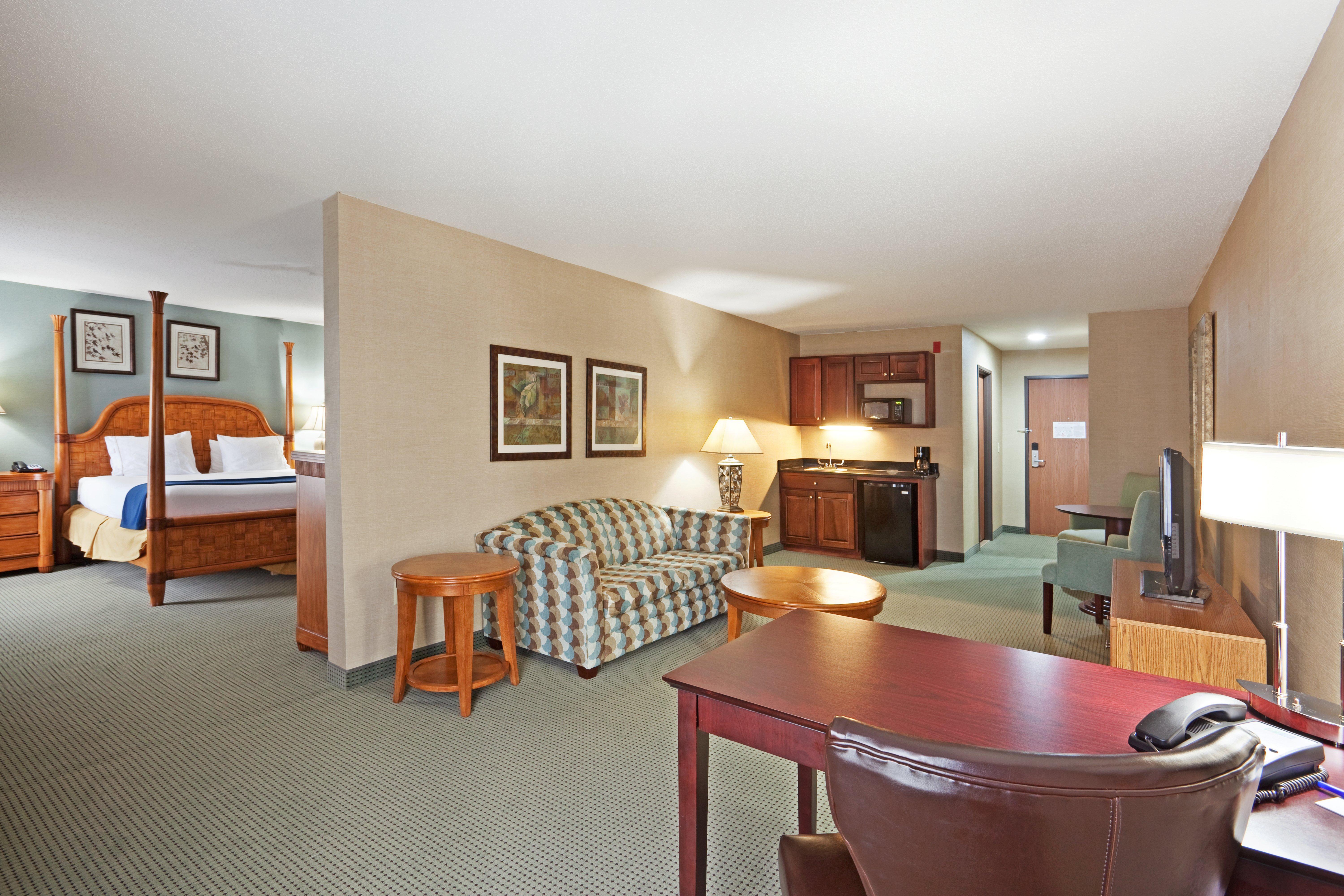 Holiday Inn Express And Suites Meriden By Ihg Екстериор снимка