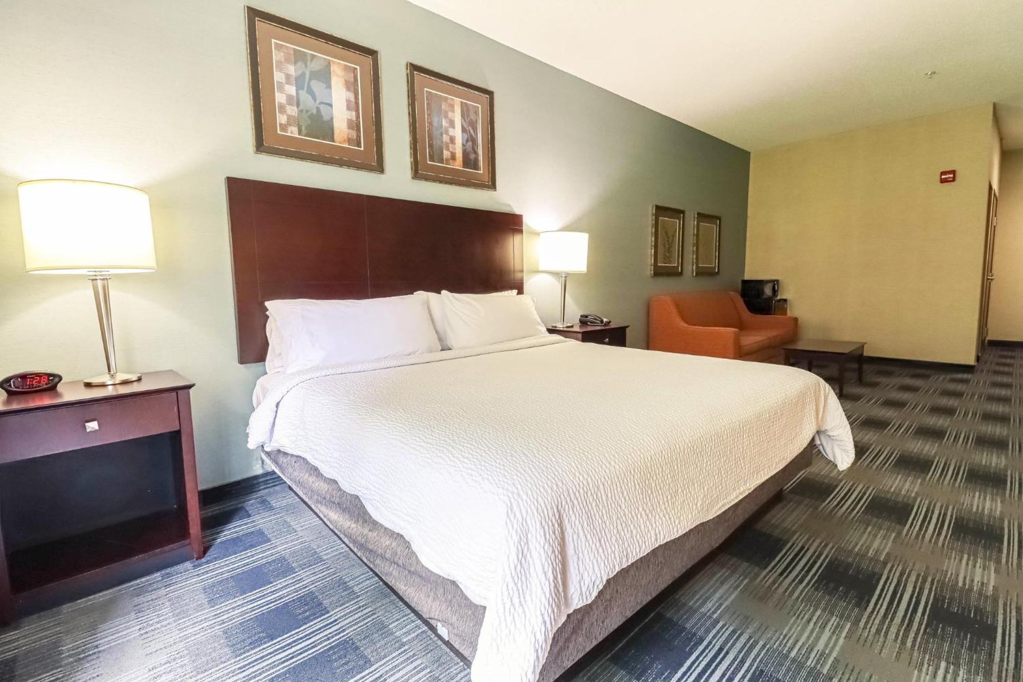 Holiday Inn Express And Suites Meriden By Ihg Екстериор снимка
